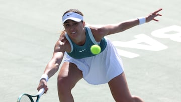 DUBAI (United Arab Emirates), 19/02/2025.- Paula Badosa of Spain in action during her third round match against Elena Rybakina of Kazakhstan at the Dubai Duty Free Tennis WTA Championships 2025 in Dubai, United Arab Emirates, 19 February 2025. (Tenis, Kazajstán, España, Emiratos Árabes Unidos) EFE/EPA/ALI HAIDER