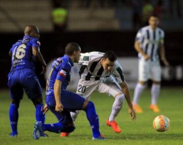 Oscar Bagui ( from L to R) and Mauro Fernandez of Ecuador's Emelec challenge Colombia's Atletico Nacional Alejandro Bernal during their Copa LIbertadores soccer match at the Jocay Stadium in Manta May 7, 2015. REUTERS/Guillermo Granja