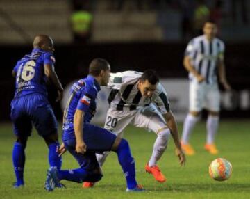 Oscar Bagui ( from L to R)  and Mauro Fernandez of Ecuador's Emelec challenge Colombia's Atletico Nacional Alejandro Bernal  during their Copa LIbertadores soccer match at the Jocay Stadium in Manta May 7, 2015. REUTERS/Guillermo Granja