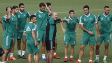 Mel da instruciones a sus jugadores.