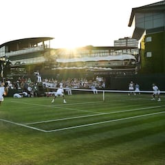 How many courts does Wimbledon have?