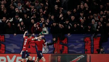PAMPLONA, 15/12/2023.- El delantero de Osasuna Raul García (d) celebra su gol durante el encuentro de la jornada 17 en Primera División que Atlético Osasuna y Rayo Vallecano juegan hoy viernes en El Sadar, en Pamplona. EFE/Jesús Diges