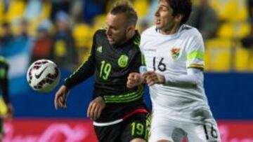 Ronald Raldes intenta robarle un balón a Vicente Matías Vuoso durante la Copa America 2015