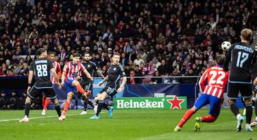 Lino encara, pisa el área, cede atrás para un Julián Álvarez que controla orientado y la clava en la escuadra contraria.