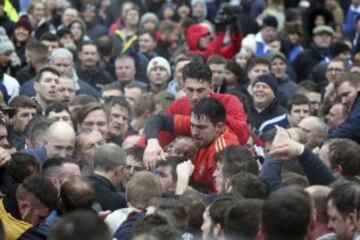 En Ashbourne se celebra todos los años el tradicional partido de fútbol medieval inglés en el que la mitad del pueblo intenta llevar el balón (relleno de corcho para poder flotar) hasta el molino del equipo rival para anotar. Sólo una persona tiene el privilegio de marcar por cada equipo.