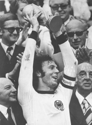 No solo es uno de los mejores defensas de la historia sino que es uno de los mejores jugadores de todos los tiempos. Jugó 424 partidos en la Bundesliga y 78 en la Copa de Europa. Jugó en el Bayern Múnich, en el New York Cosmos y en el Hamburger SV. Fue 103 veces internacional con Alemania con la que ganó la Eurocopa de 1972 y el Mundial de 1974. En su palmarés también tiene 5 Bundesligas, 4 Copas de Alemania, 1 Recopa de Europa, 3 Copas de Europa y 1 Copa Intercontinental. En la imagen, Beckenbauer levanta la Copa del Mundo de 1974.