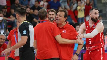 Basketball - EuroBasket Championship - Group A - Turkey v Georgia - Tbilisi Arena, Tbilisi, Georgia - September 4, 2022 Turkey coach Ergin Ataman reacts REUTERS/Irakli Gedenidze