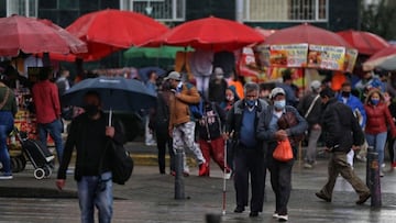 Colombianos caminando por las calles de Bogot&aacute;