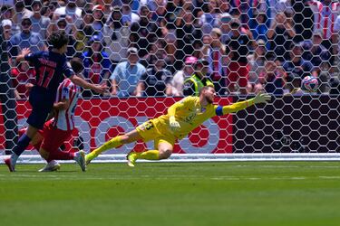 Del posible 1-1... al 2-0 del PSG. Qué fácil llegó Vitinha en la contra de los parisinos, colándose dentro del área rojiblanca, batiendo a Oblak con un gran disparo ajustado. Varapalo al borde del descanso para los del Cholo Simeone.