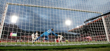 3-1. Hat-trick de Taty Castellanos. El delantero argentino remata a placer un centro de Iván Martín al corazón del área.