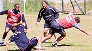 <b>NO SE HAN OLVIDADO DE JUGAR AL FÚTBOL</B>. Miguel Ángel Lotina participó ayer en un partidillo con los teóricos suplentes.