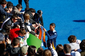 Los jugadores del Real Madrid al final del entrenamiento  atendieron a los aficionados que se dieron cita en el Di Stéfano, un día especial para la comunión del madridismo.