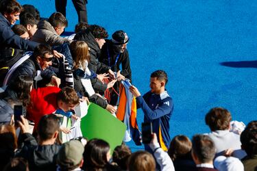 Los jugadores del Real Madrid al final del entrenamiento  atendieron a los aficionados que se dieron cita en el Di Stéfano, un día especial para la comunión del madridismo.
