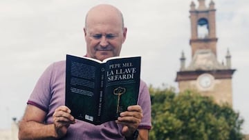 El exfutbolista y entrenador Pepe Mel leyendo su cuarta novela: "La llave sefardí"