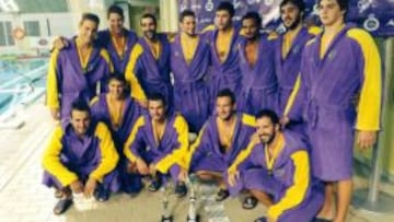 Los jugadores del Atlètic Barceloneta posan con el título de la Supercopa de España