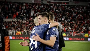 Un chileno es el protagonista del día en Argentina: hasta la portada de Olé lo destaca