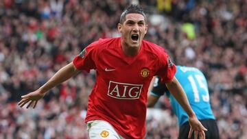 MANCHESTER, ENGLAND - APRIL 5: Federico Macheda of Manchester United celebrates scoring their third goal during the Barclays Premier League match between Manchester United and Aston Villa at Old Trafford on April 5 2009, in Manchester, England. (Photo by Matthew Peters/Manchester United via Getty Images)