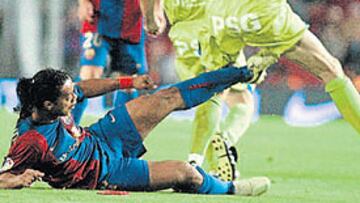 <b>¿AGRESIÓN? </b>El árbitro calificó esta acción de Ronaldinho contra Belenguer como un lance del juego.