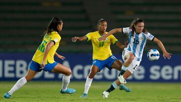 AMDEP3092. ARMENIA (COLOMBIA), 09/07/2022.- Ary Borges (c) de Brasil disputa un balón con María Bonsegundo de Argentina hoy, en un partido del grupo B de la Copa América Femenina en el estadio Centenario en Armenia (Colombia). EFE/Ernesto Guzmán Jr.