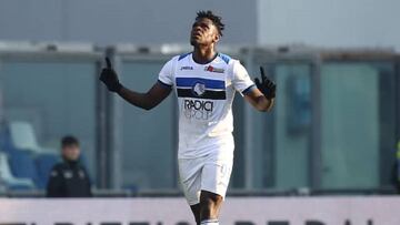 El delantero colombiano Duván Zapata celebrando un gol con Atalanta por Serie A