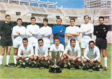 El Madrid de Miguel Muñoz, en 1967, con la Liga número 12. En la imagen: Betancort, Calpe, De Felipe, Sanchís, Miguel Muñoz, Pirri, Zoco, Araquistain, Amancio, Félix Ruiz, Grosso, Velázquez y Gento. 