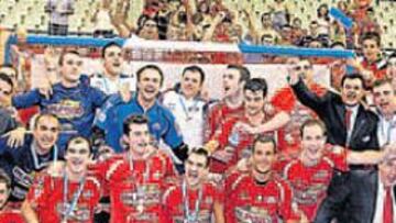 <b>GRAN FIESTA. </b>Murcia retiene el título de campeón y deja al Interviú sin Copa de Europa.