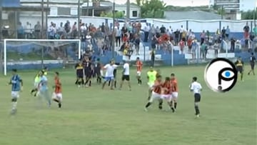 Imagen de la batalla campal entre los jugadores del Conventos y Boca Junior en la final de cuarta divisi&oacute;n de Uruguay.