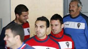 <b>UNIDAD. </b>Los jugadores del Albacete, junto a David Vidal.