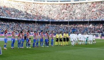 Saludo inicial de ambos equipos. 