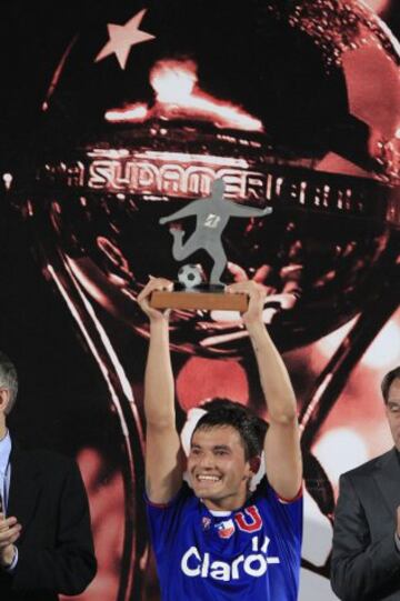 Charles Aránguiz vivió sus años de gloria con la Universidad de Chile de Jorge Sampaoli. Así logró el tricampeonato del Apertura y Clausura 2011 y Apertura 2012. También conquistó la Copa Sudamericana.