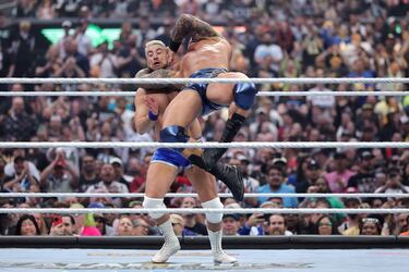 Randy Orton llegó con expectativas de conocer a su rival, finalmente se reveló que sería Joe Hendry, campeón de TNA; The Viper fue ovacionado tras realizar su finisher RKO en el Allegiant Stadium.