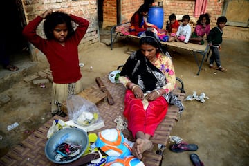 Los balones de fútbol, que se fabrican para la exportación y el mercado indio, son confeccionados por pequeños contratistas en Jalandhar, India. Los dueños de las fábricas distribuyen las materias primas entre los trabajadores de los barrios más marginales de la ciudad que cosen los balones en sus casas.