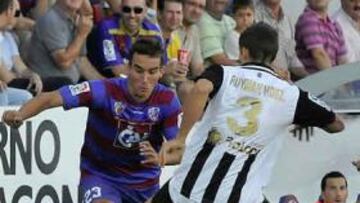 <b>EQUILIBRIO. </b>Ruyman trata de detener la internada de Jokin en una acción del segundo periodo.