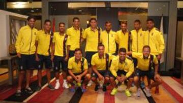 TRECE VIAJARON Y TRES SE QUEDARON. De pie, de izquierda a derecha: Juan Carlos Valerón, David Simón, Jonathan Viera, Vicente Gómez, Raúl Lizoain, Nauzet Alemán, Momo, David García y Aythami Artiles. Agachados: Roque Mesa, Hernán Santana, Tana y Dani Castellano. Están lesionados Javi Castellano y Ángel López y el único que no viajó por decisión técnica de Quique Setién fue Asdrúbal.