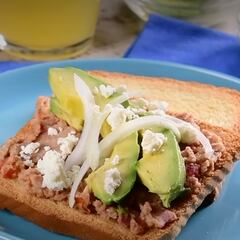 Delicia Matutina: Receta de Pan Tostado con Frijoles, Chorizo y Aguacate