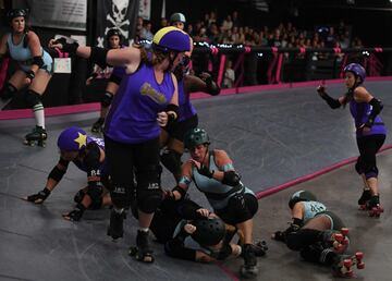 El Roller Derby es un deporte femenino de contacto al que se juega con patines de paralelo sobre una pista oval. Se patina siempre en el sentido contrario a las agujas del reloj. Un partido consiste de dos mitades de 30 minutos, en el que se enfrentan dos equipos de hasta 14 jugadores.