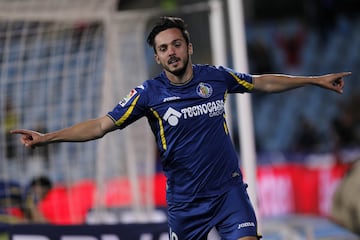 El Sevilla pagó en el verano de 2016 un millón de euros al Getafe por el centrocampista. Desde entonces, Sarabia no ha parado de crecer. Esta temporada es otro de los indiscutibles de Machín al jugar 671 de 720 posibles en los que ha marcado dos goles y ha dado cuatro asistencias, una menos que en los 34 partidos de la temporada pasada.