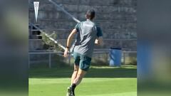 ¡Con cabezazo de palomita! Así entrena Poyet junto a los jugadores de la UC