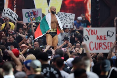Rusev es presentado antes del combate de escaleras por el Campeonato Intercontinental frente a Penta, Je’Von Evans, Dragon Lee y Rey Mysterio, durante WrestleMania 42 en el Allegiant Stadium de Las Vegas.