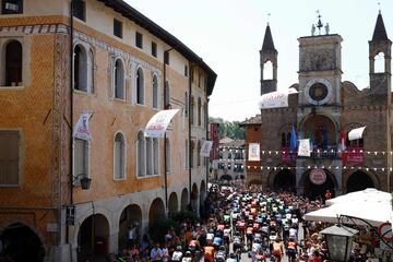 Panorámica del pelotón en la salida de Pordenone.