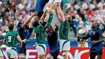 PARTIDO ESPECTACULAR. Las afi ciones francesa e irlandesa se volcaron con sus equipos, aunque fue Francia la que se impuso en el duelo de Saint Dennis.