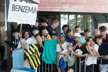 Seguidores del club blanco recibiendo al equipo antes de la final de la Supercopa de Europa que se disputará en la capital finlandesa.