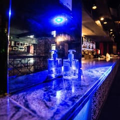 Coronavirus en discotecas: reparten pegatinas para tapar cámaras del móvil