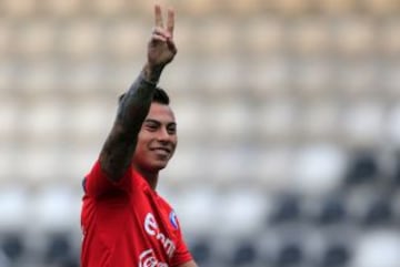 Eduardo Vargas saluda al público en la previa del Chile-Bolivia.