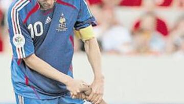 <b>PESAN LOS AÑOS. </b>Zidane (34 años el próximo viernes) ayuda a Wiltord (32 años).