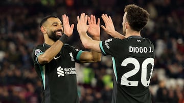 Con los tropiezos de Chelsea y Arsenal, Liverpool tiene camino libre para afianzarse, aún más, en la cima de Premier League recibiendo al United.