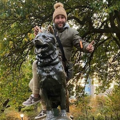 Kiko Rivera 'la lía' en Nueva York: se sube a una estatua y las redes se le echan encima