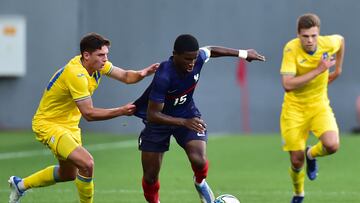 France's Mohamed-Ali Cho (C) fights for the ball with Ukraine's Georgiy Sudakov (L) during the UEFA European Under-21 Championship Qualifier Group H between Ukraine U21 and France U21 at the Esenyurt Necmi Kadioglu Stadium in Istanbul on June 9, 2022. (Photo by Yasin AKGUL / AFP)