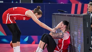 Renata Brezinova, jugadora de la República Checa, llora tras caer frente a Alemania en el Eurobasket.