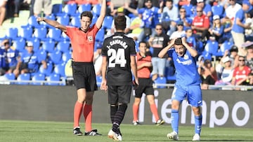 Portillo en el momento d eser expulsado ante el Levante.